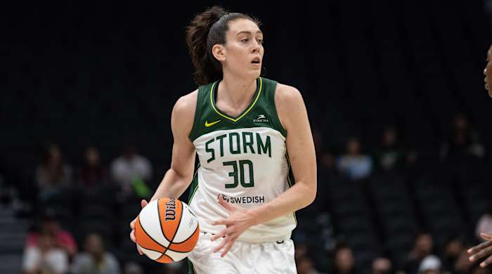 Breanna Stewart dribbles the ball against the New York Liberty, who she decided to play for at the start of WNBA free agency in 2023.